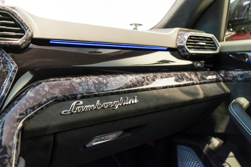 ランボルギーニ ウルス 5名乗車ハイウェイアシスタントPKG　HUD　B&O3Dオーディオ　リアエンタメ　23インチAW 中古車 中古車