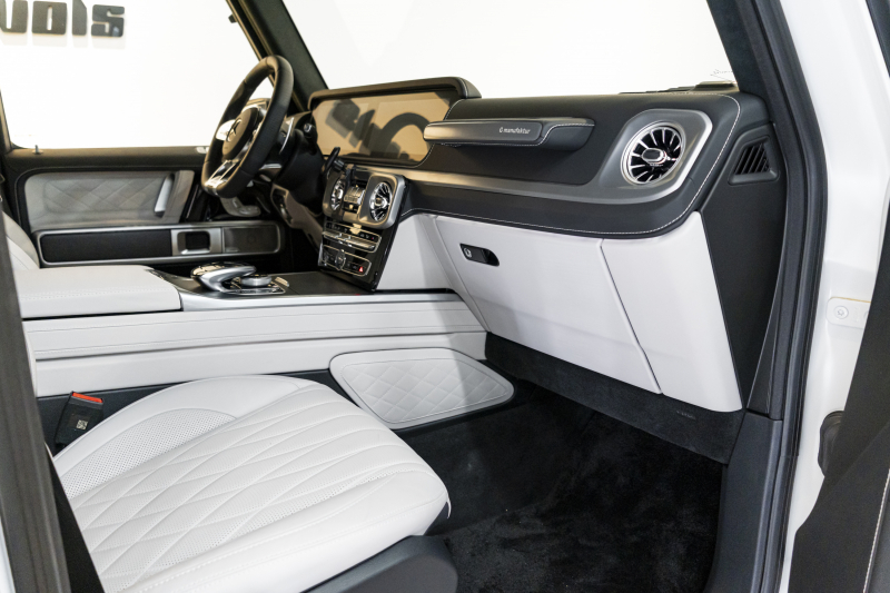 メルセデスベンツ Gクラス G63　エディションマグノ　マットホワイト　電動ステップ　追加アンビエントライト　ウッドデッキ 中古車 中古車