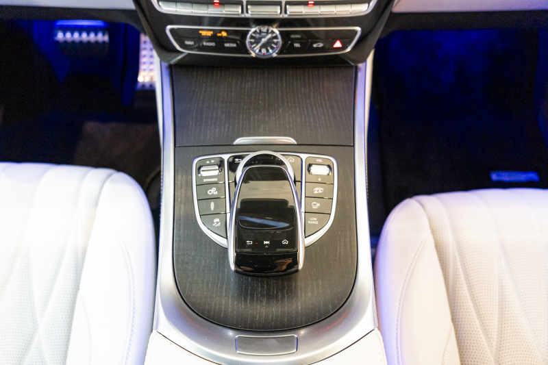 メルセデスベンツ Gクラス G63　エディションマグノ　マットホワイト　電動ステップ　追加アンビエントライト　ウッドデッキ 中古車 中古車