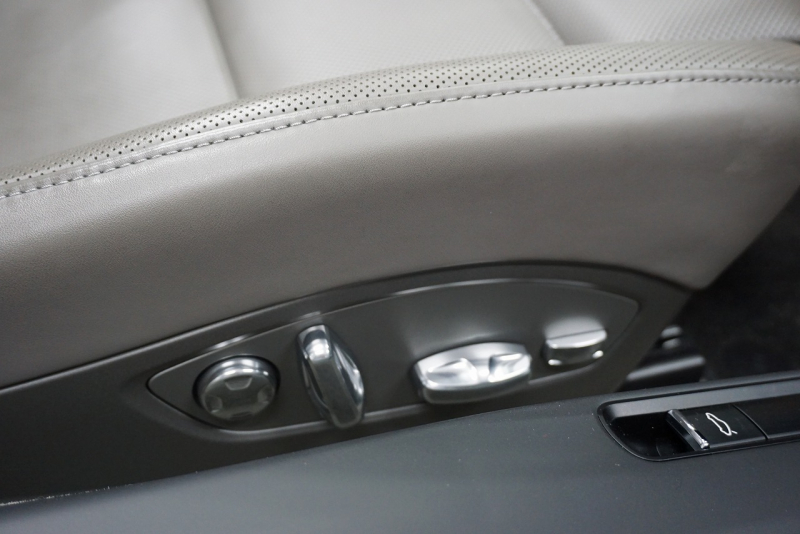 ポルシェ 911(Type991) Type991.1 Carrera S Cabriolet 2トーンオールレザーインテリア スポーツクロノ クラシック20インチホイール 中古車 中古車