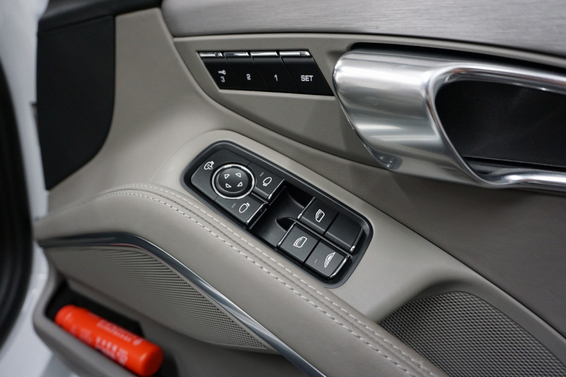 ポルシェ 911(Type991) Type991.1 Carrera S Cabriolet 2トーンオールレザーインテリア スポーツクロノ クラシック20インチホイール 中古車 中古車