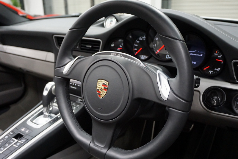 ポルシェ 911(Type991) Type991.1 Carrera S Cabriolet 2トーンオールレザーインテリア スポーツクロノ クラシック20インチホイール 中古車 中古車