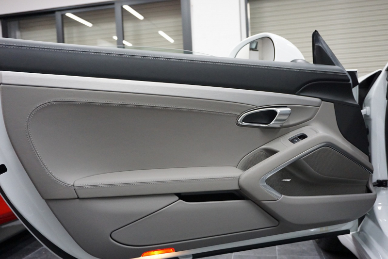 ポルシェ 911(Type991) Type991.1 Carrera S Cabriolet 2トーンオールレザーインテリア スポーツクロノ クラシック20インチホイール 中古車 中古車