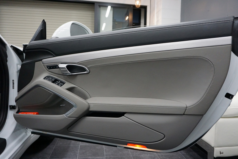 ポルシェ 911(Type991) Type991.1 Carrera S Cabriolet 2トーンオールレザーインテリア スポーツクロノ クラシック20インチホイール 中古車 中古車