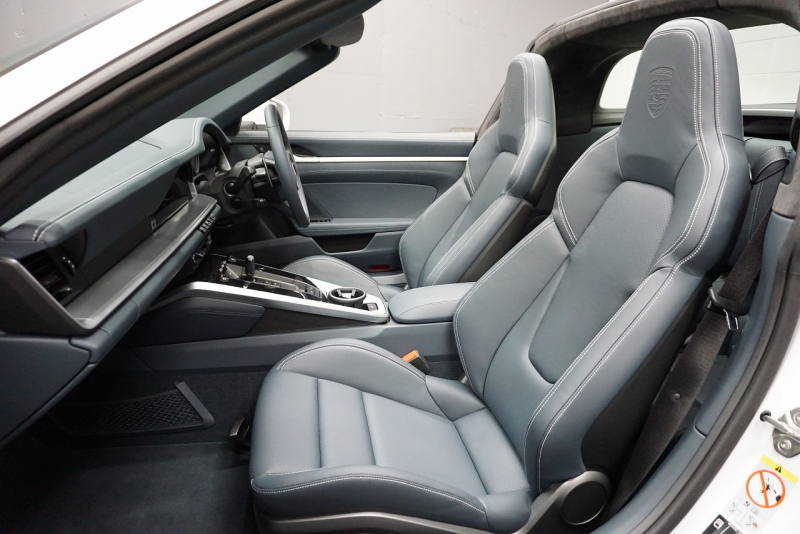 ポルシェ 911(Type992) 911 Type992 Targa 4  スポーツクロノ グラファイトブルーレザーインテリア クラシックホイール 中古車 中古車