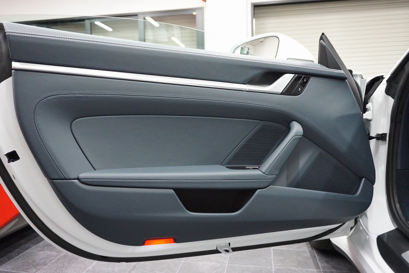 ポルシェ 911(Type992) 911 Type992 Targa 4  スポーツクロノ グラファイトブルーレザーインテリア クラシックホイール 中古車 中古車