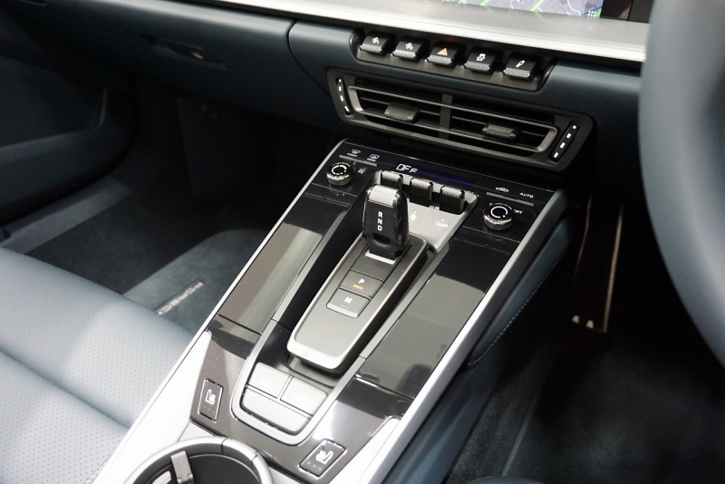 ポルシェ 911(Type992) 911 Type992 Targa 4  スポーツクロノ グラファイトブルーレザーインテリア クラシックホイール 中古車 中古車