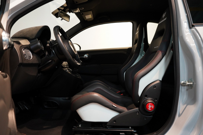 アバルト 695 esseesse 5MT 最終生産モデル 新車並行車 1オーナー HKS VIITS車高調 メタルキャタライザー 中古車 中古車