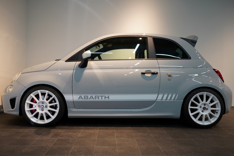 アバルト 695 esseesse 5MT 最終生産モデル 新車並行車 1オーナー HKS VIITS車高調 メタルキャタライザー 中古車 中古車