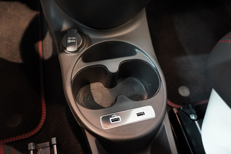 アバルト 695 esseesse 5MT 最終生産モデル 新車並行車 1オーナー HKS VIITS車高調 メタルキャタライザー 中古車 中古車