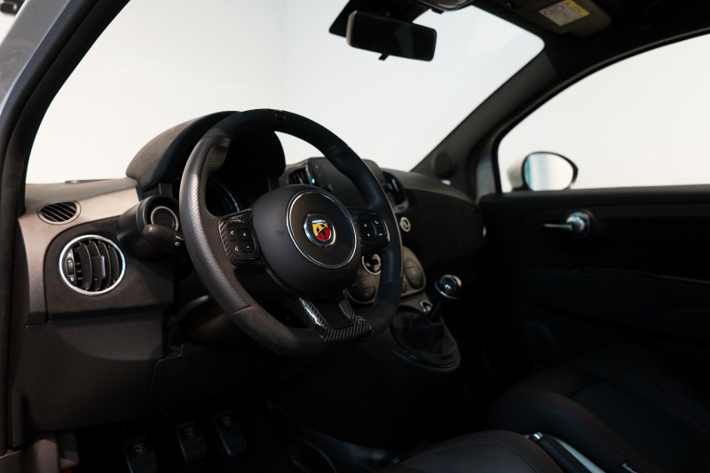 アバルト 695 esseesse 5MT 最終生産モデル 新車並行車 1オーナー HKS VIITS車高調 メタルキャタライザー 中古車 中古車