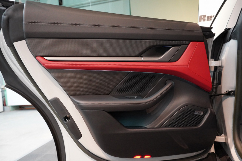 ポルシェ タイカン Turbo S ワンオーナー 4+1シート 固定式パノラマルーフ OP21インチホイール プライバシーガラス フルプロテクションフィルム 中古車 中古車