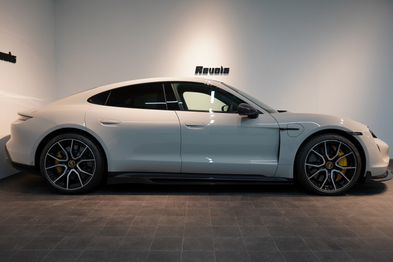 ポルシェ タイカン Turbo S ワンオーナー 4+1シート 固定式パノラマルーフ OP21インチホイール プライバシーガラス フルプロテクションフィルム 中古車 中古車