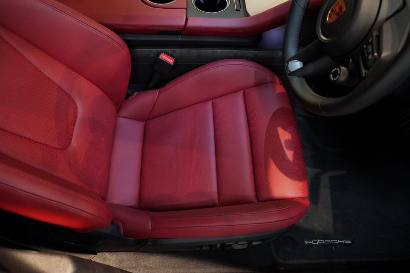 ポルシェ タイカン Turbo S ワンオーナー 4+1シート 固定式パノラマルーフ OP21インチホイール プライバシーガラス フルプロテクションフィルム 中古車 中古車