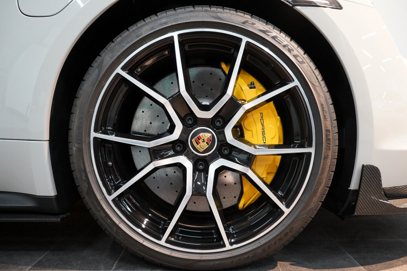 ポルシェ タイカン Turbo S ワンオーナー 4+1シート 固定式パノラマルーフ OP21インチホイール プライバシーガラス フルプロテクションフィルム 中古車 中古車