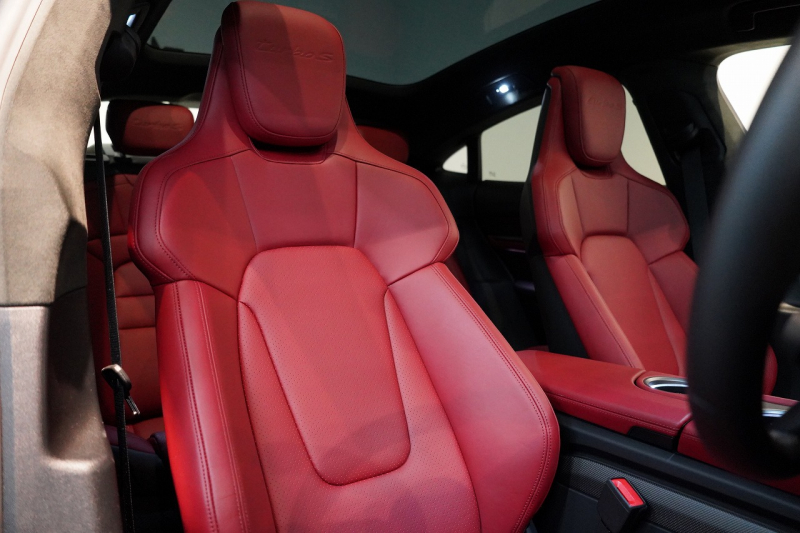 ポルシェ タイカン Turbo S ワンオーナー 4+1シート 固定式パノラマルーフ OP21インチホイール プライバシーガラス フルプロテクションフィルム 中古車 中古車