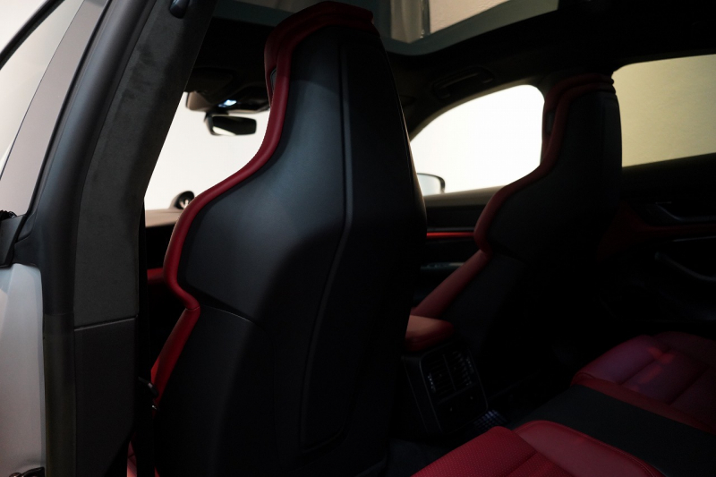 ポルシェ タイカン Turbo S ワンオーナー 4+1シート 固定式パノラマルーフ OP21インチホイール プライバシーガラス フルプロテクションフィルム 中古車 中古車