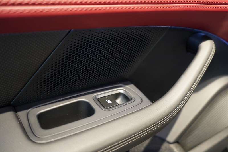 ポルシェ タイカン Turbo S ワンオーナー 4+1シート 固定式パノラマルーフ OP21インチホイール プライバシーガラス フルプロテクションフィルム 中古車 中古車