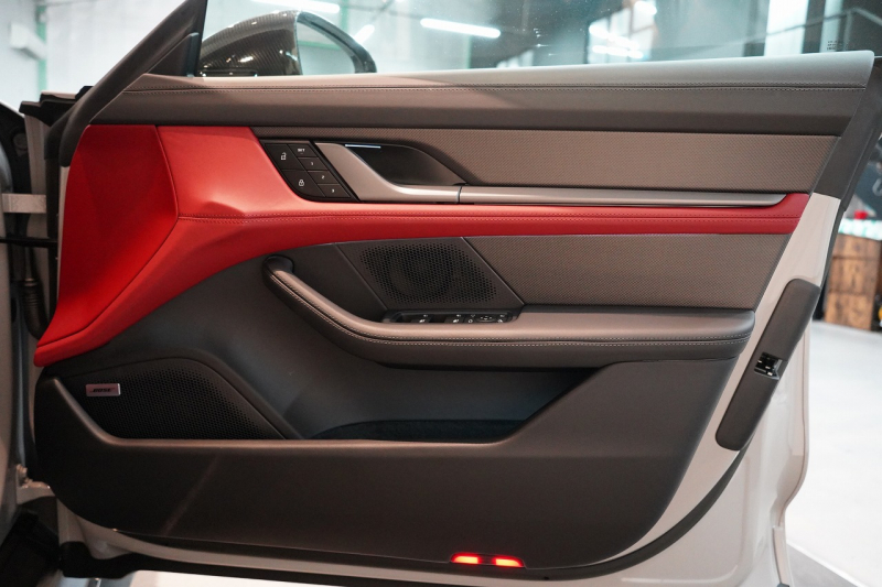 ポルシェ タイカン Turbo S ワンオーナー 4+1シート 固定式パノラマルーフ OP21インチホイール プライバシーガラス フルプロテクションフィルム 中古車 中古車