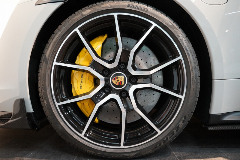 ポルシェ タイカン Turbo S ワンオーナー 4+1シート 固定式パノラマルーフ OP21インチホイール プライバシーガラス フルプロテクションフィルム 中古車 中古車