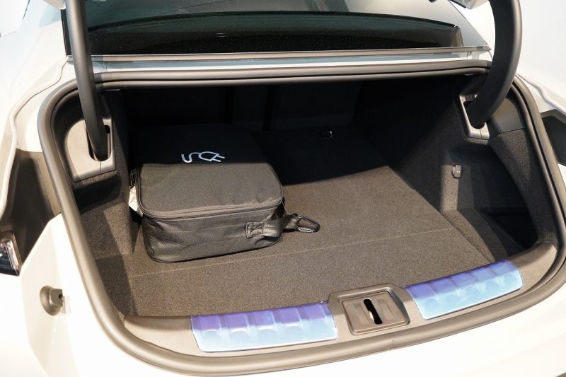 ポルシェ タイカン Turbo S ワンオーナー 4+1シート 固定式パノラマルーフ OP21インチホイール プライバシーガラス フルプロテクションフィルム 中古車 中古車