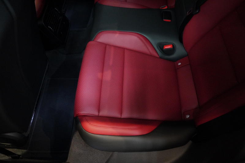 ポルシェ タイカン Turbo S ワンオーナー 4+1シート 固定式パノラマルーフ OP21インチホイール プライバシーガラス フルプロテクションフィルム 中古車 中古車