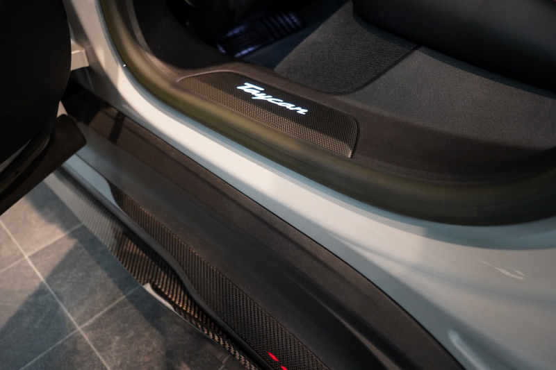 ポルシェ タイカン Turbo S ワンオーナー 4+1シート 固定式パノラマルーフ OP21インチホイール プライバシーガラス フルプロテクションフィルム 中古車 中古車