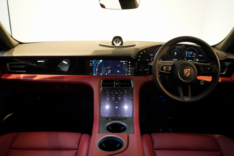 ポルシェ タイカン Turbo S ワンオーナー 4+1シート 固定式パノラマルーフ OP21インチホイール プライバシーガラス フルプロテクションフィルム 中古車 中古車