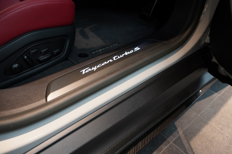 ポルシェ タイカン Turbo S ワンオーナー 4+1シート 固定式パノラマルーフ OP21インチホイール プライバシーガラス フルプロテクションフィルム 中古車 中古車