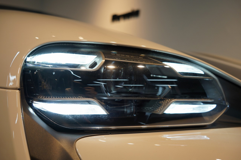 ポルシェ タイカン Turbo S ワンオーナー 4+1シート 固定式パノラマルーフ OP21インチホイール プライバシーガラス フルプロテクションフィルム 中古車 中古車