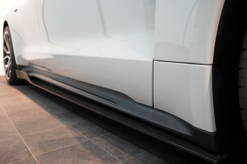 ポルシェ タイカン Turbo S ワンオーナー 4+1シート 固定式パノラマルーフ OP21インチホイール プライバシーガラス フルプロテクションフィルム 中古車 中古車