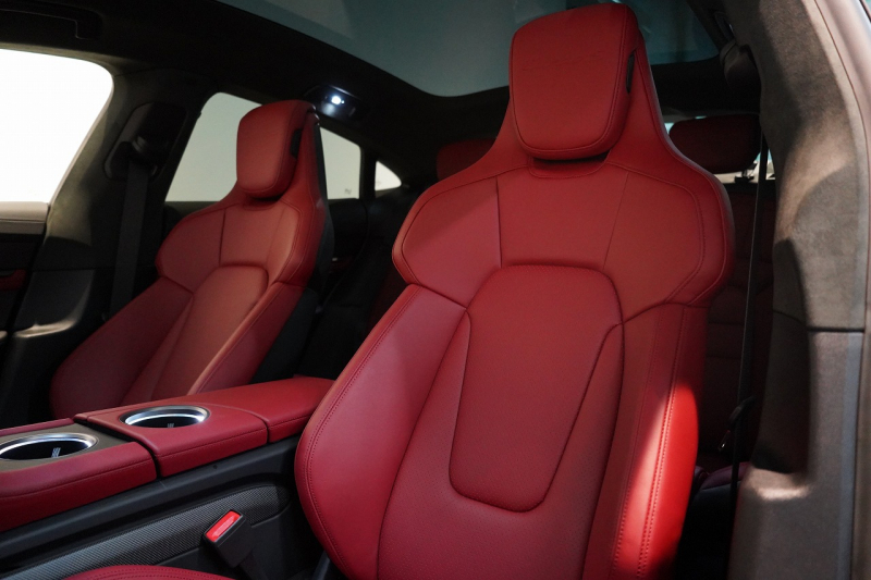 ポルシェ タイカン Turbo S ワンオーナー 4+1シート 固定式パノラマルーフ OP21インチホイール プライバシーガラス フルプロテクションフィルム 中古車 中古車