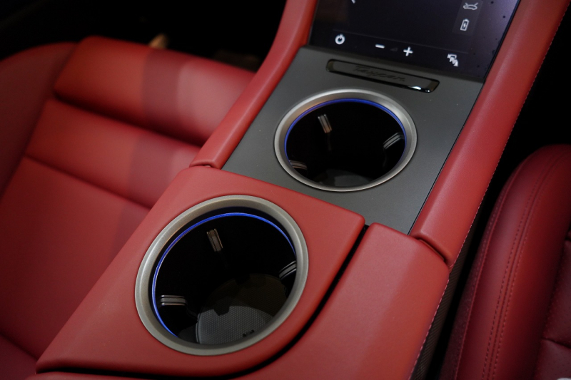 ポルシェ タイカン Turbo S ワンオーナー 4+1シート 固定式パノラマルーフ OP21インチホイール プライバシーガラス フルプロテクションフィルム 中古車 中古車