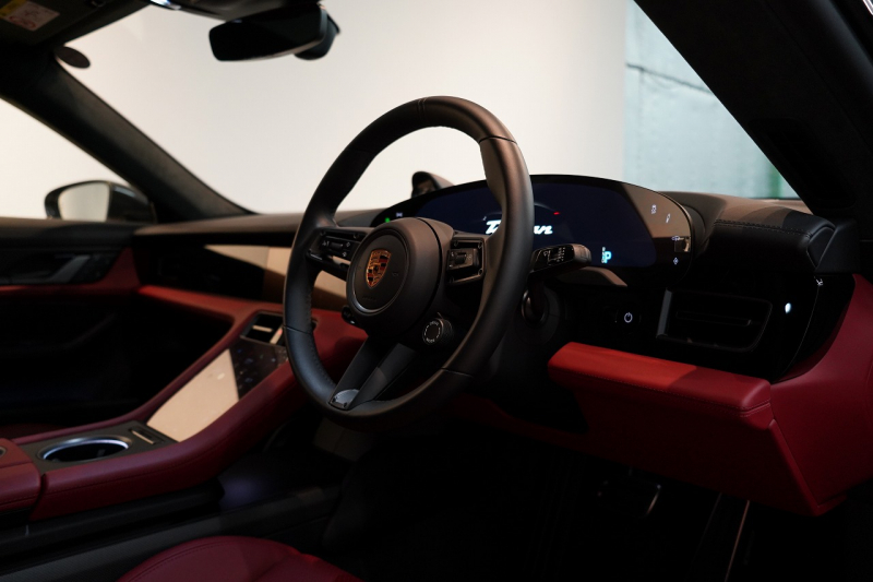 ポルシェ タイカン Turbo S ワンオーナー 4+1シート 固定式パノラマルーフ OP21インチホイール プライバシーガラス フルプロテクションフィルム 中古車 中古車