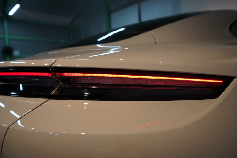 ポルシェ タイカン Turbo S ワンオーナー 4+1シート 固定式パノラマルーフ OP21インチホイール プライバシーガラス フルプロテクションフィルム 中古車 中古車