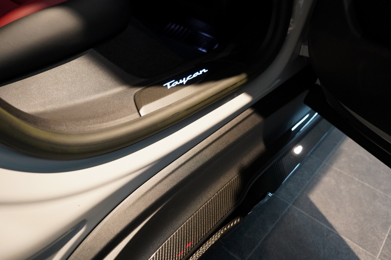 ポルシェ タイカン Turbo S ワンオーナー 4+1シート 固定式パノラマルーフ OP21インチホイール プライバシーガラス フルプロテクションフィルム 中古車 中古車