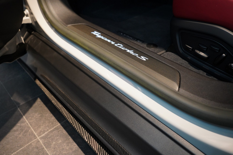 ポルシェ タイカン Turbo S ワンオーナー 4+1シート 固定式パノラマルーフ OP21インチホイール プライバシーガラス フルプロテクションフィルム 中古車 中古車