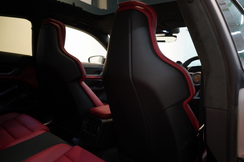 ポルシェ タイカン Turbo S ワンオーナー 4+1シート 固定式パノラマルーフ OP21インチホイール プライバシーガラス フルプロテクションフィルム 中古車 中古車