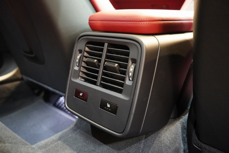 ポルシェ タイカン Turbo S ワンオーナー 4+1シート 固定式パノラマルーフ OP21インチホイール プライバシーガラス フルプロテクションフィルム 中古車 中古車