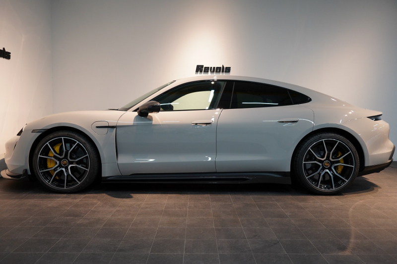 ポルシェ タイカン Turbo S ワンオーナー 4+1シート 固定式パノラマルーフ OP21インチホイール プライバシーガラス フルプロテクションフィルム 中古車 中古車