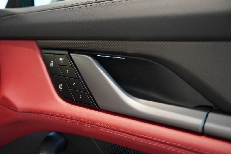 ポルシェ タイカン Turbo S ワンオーナー 4+1シート 固定式パノラマルーフ OP21インチホイール プライバシーガラス フルプロテクションフィルム 中古車 中古車