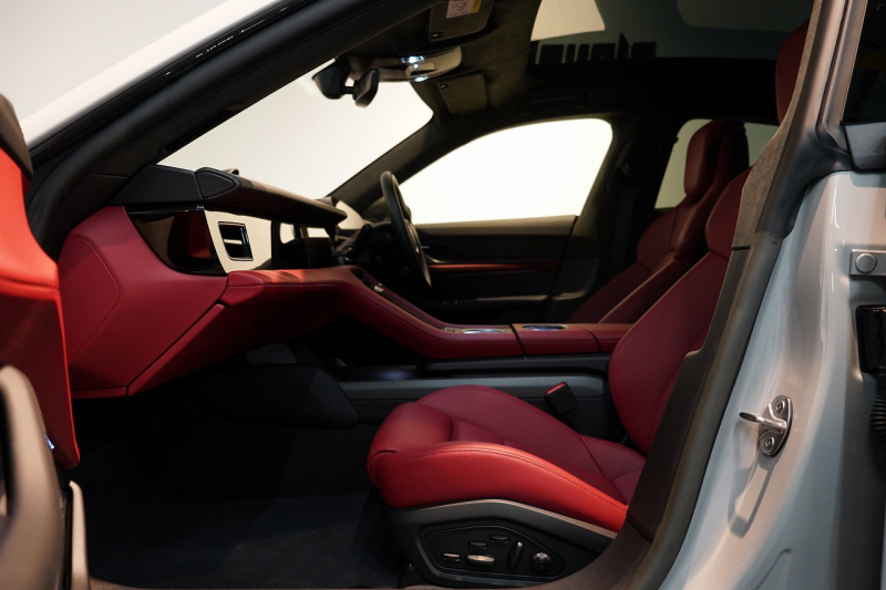 ポルシェ タイカン Turbo S ワンオーナー 4+1シート 固定式パノラマルーフ OP21インチホイール プライバシーガラス フルプロテクションフィルム 中古車 中古車