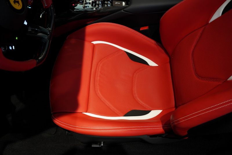 フェラーリ 296GTS 左H 正規ディーラー車 ワンオーナー 中古車 中古車