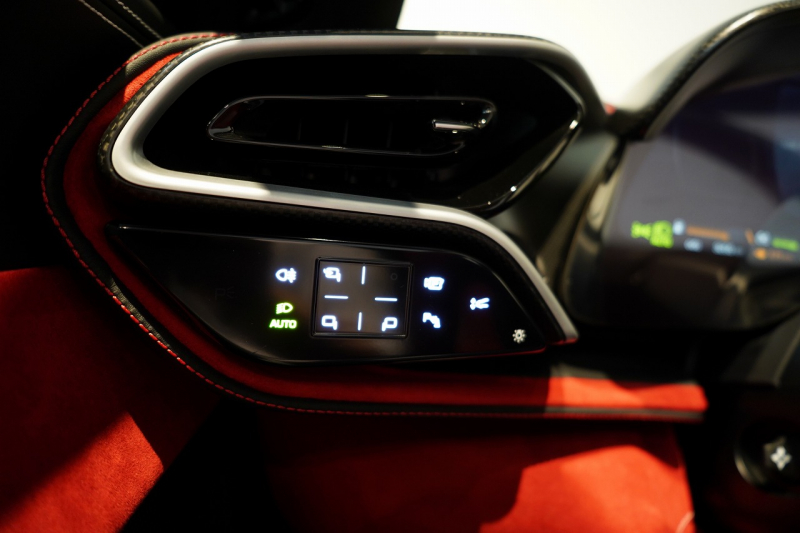 フェラーリ 296GTS 左H 正規ディーラー車 ワンオーナー 中古車 中古車