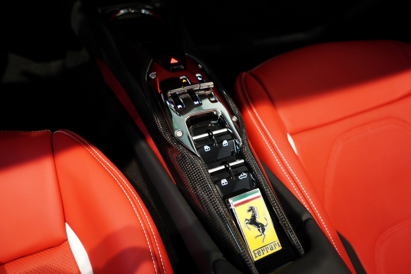 フェラーリ 296GTS 左H 正規ディーラー車 ワンオーナー 中古車 中古車