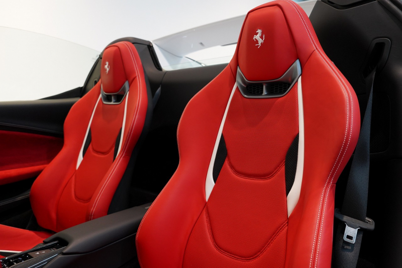 フェラーリ 296GTS 左H 正規ディーラー車 ワンオーナー 中古車 中古車