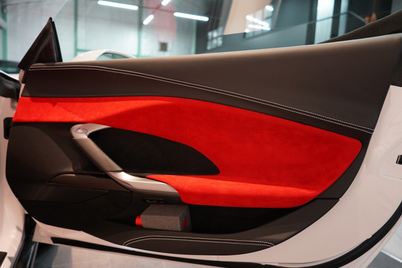 フェラーリ 296GTS 左H 正規ディーラー車 ワンオーナー 中古車 中古車