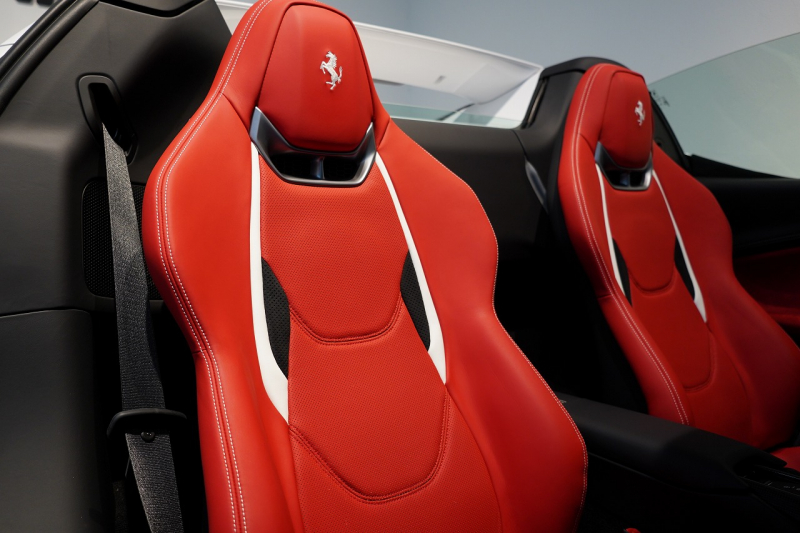 フェラーリ 296GTS 左H 正規ディーラー車 ワンオーナー 中古車 中古車