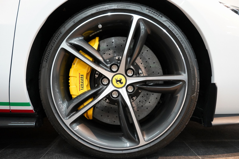 フェラーリ 296GTS 左H 正規ディーラー車 ワンオーナー 中古車 中古車