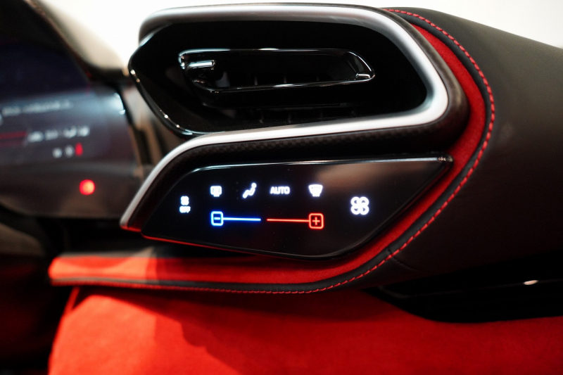 フェラーリ 296GTS 左H 正規ディーラー車 ワンオーナー 中古車 中古車